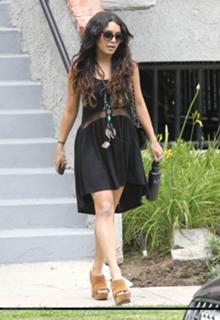 Vanessa Hudgens feet photo thumbnail