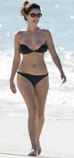 Kelly Brook feet photo thumbnail