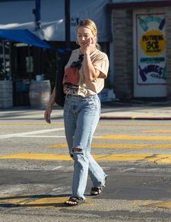 Hilary Duff feet photo thumbnail