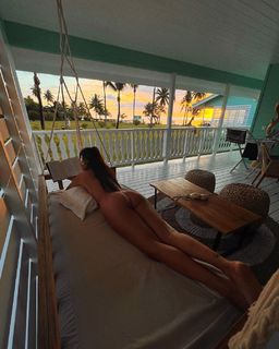Valentina Vignali feet photo thumbnail