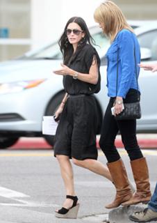 Courteney Cox feet photo thumbnail