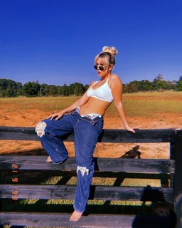 Millie Bobby Brown feet photo thumbnail