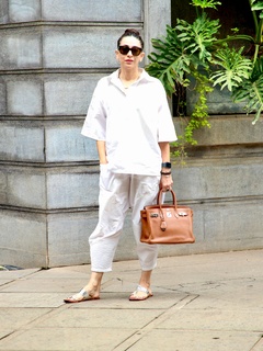 Karisma Kapoor feet photo thumbnail