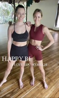 Laura Vandervoort feet photo thumbnail