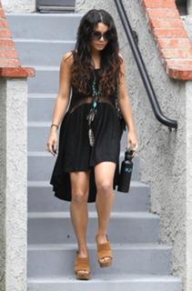 Vanessa Hudgens feet photo thumbnail