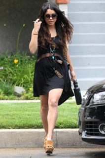Vanessa Hudgens feet photo thumbnail