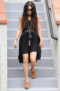 Vanessa Hudgens feet photo thumbnail