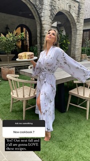 Jessie James Decker feet photo thumbnail
