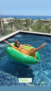 Kate Beckinsale feet photo thumbnail