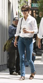 Katie Holmes feet photo thumbnail