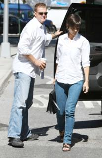 Katie Holmes feet photo thumbnail