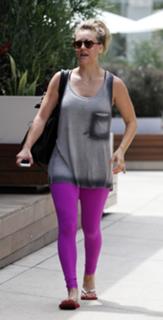 Kaley Cuoco feet photo thumbnail