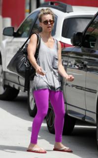 Kaley Cuoco feet photo thumbnail
