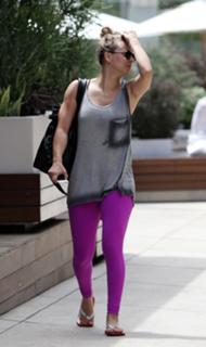 Kaley Cuoco feet photo thumbnail