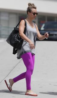 Kaley Cuoco feet photo thumbnail