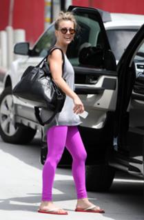 Kaley Cuoco feet photo thumbnail