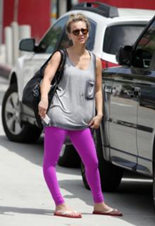Kaley Cuoco feet photo thumbnail