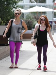 Kaley Cuoco feet photo thumbnail