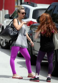 Kaley Cuoco feet photo thumbnail