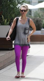 Kaley Cuoco feet photo thumbnail