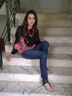 Karisma Kapoor feet photo thumbnail
