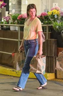 Milla Jovovich feet photo thumbnail