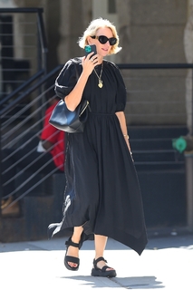 Naomi Watts feet photo thumbnail