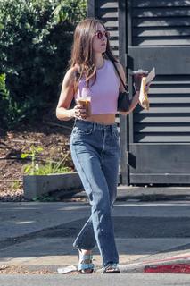 Alison Brie feet photo thumbnail