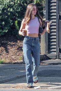 Alison Brie feet photo thumbnail
