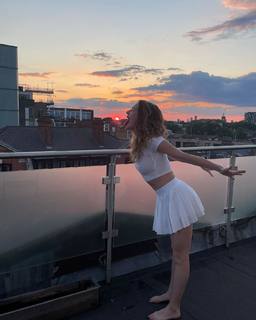 Britt Robertson feet photo 3
