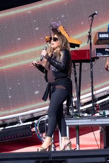 Mariah Carey feet photo thumbnail