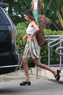 Kendall Jenner feet photo thumbnail