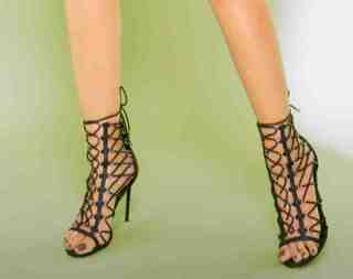 Kriti Sanon feet photo thumbnail