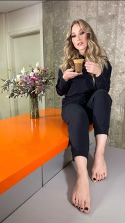 Carla Diaz feet photo thumbnail