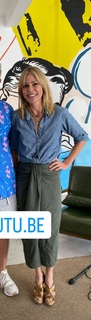 Julie Bowen feet photo thumbnail