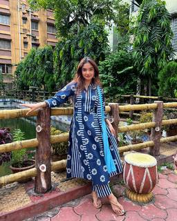 Anushka Sen feet photo thumbnail