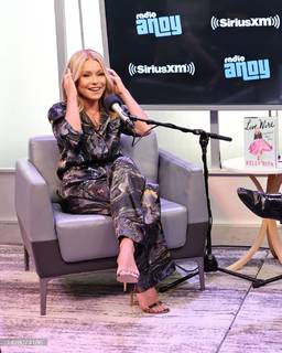 Kelly Ripa feet photo thumbnail