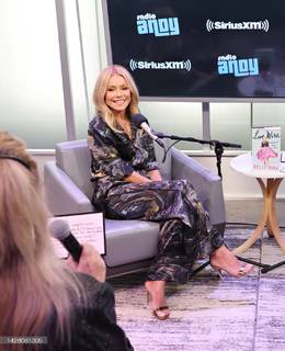 Kelly Ripa feet photo thumbnail