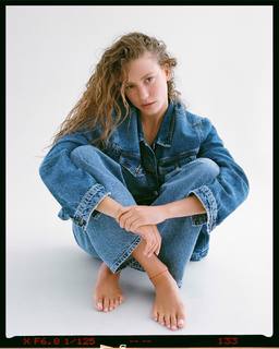 Serenay Sarikaya feet photo thumbnail