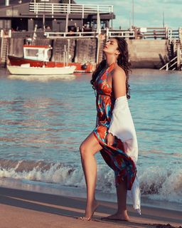 Huma Qureshi feet photo thumbnail