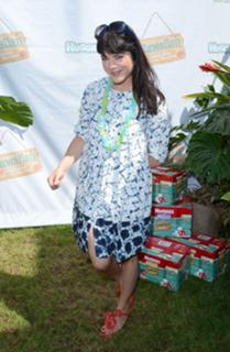 Selma Blair feet photo thumbnail