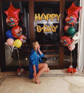Hilary Duff feet photo thumbnail