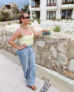 Hilary Duff feet photo thumbnail