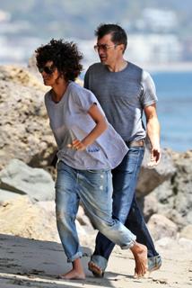 Halle Berry feet photo thumbnail