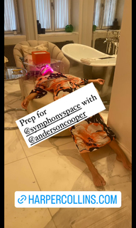 Kelly Ripa feet photo thumbnail