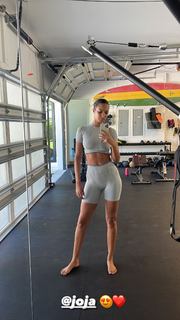 Lais Ribeiro feet photo thumbnail