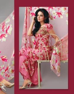 Saba Qamar feet photo 3