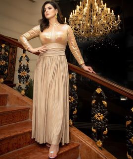 Zareen Khan feet photo thumbnail