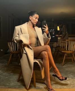Hailey Bieber feet photo thumbnail