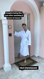 Brie Larson feet photo thumbnail